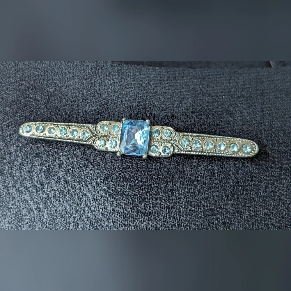 🩵 vintage style bar pin silver tone blue glass in center unsigned brooch